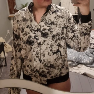 Jacka/kofta - En mönstrig jacka/kofta i storlek M. Kan mötas upp och kan levereras men köparen står för frakt! NYSKICK