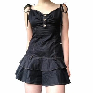 Miniklänning i fakejeans - Snygg kort klänning med axelband som man knyter så den har lite olika fit i bysten. För stor för mig som har S. Skulle säga M! Finns ett bälte i samma tyg till den också. Frakt tillkommer 🤍