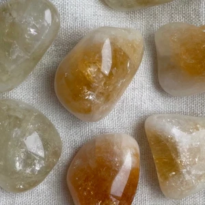 Upphettad citrin 💛 - Citrin är en glädjefylld kristall som ger framgång och lycka. Den stärker både självkänslan och självförtroendet. Kristallen ger motivation och bidrar till en ökad kreativitet. Citrin har en förmåga att leda dig i rätt riktning och beskydda dig från negativitet. Den dämpar nervositet och oro. 