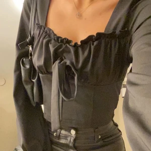 super söt topp - Säljer då den inte sitter bra över bysten, den är som ny och bara använd 1 gång, mer bilder vid behov.