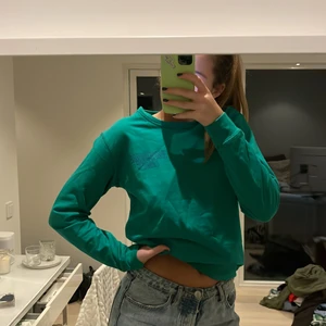 Grön sweatshirt  - Asfet och enkel sweatshirt med enkelt tryck. jätteskönt material och nästintill oanvänd. Den är från barnavdelningen och är i storlek 170, men skulle funka som XS-S skulle jag säga:) Köparen står för frakten och jag ansvarar inte för postens slarv💚💚💚💚