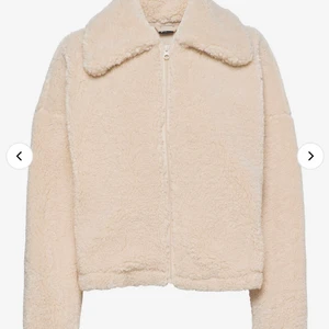 Beige/vit teddyjacka💕 - Säljer min nya och väldigt sparsamt använda teddyjacka köpt från gina tricot o höstas. Säljer då jag ej använder den. Väldigt bra skick och jag står för frakten💕🙏🏼