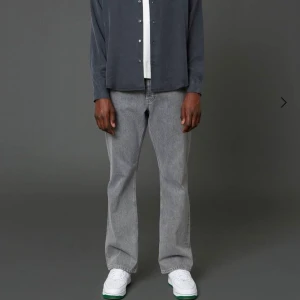 Hope jeans - Hope rush denim bleach grey. Utsålda överallt. Nypris 1400 kr. Använda 2-4 gånger. Säljer på grund av fel storlek