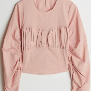 Jättefin blus från GinaTricot!  - Helt oanvänd blus från GinaTricot. Jättefin passform! 