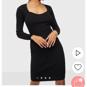 Så fin klänning - Fin klänning från Veromoda! Endast använd en gång🤍 säljer på grund av att den är för stor! Säljer för 250kr+frakt☺️ kontakta mig för fler bilder