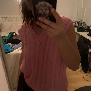 Stickad tröja/linne - Rosa stickad tröja/linne ingen aning vad för märke men köpt på Öland och helt oanvänd, one side superfin men it min stil