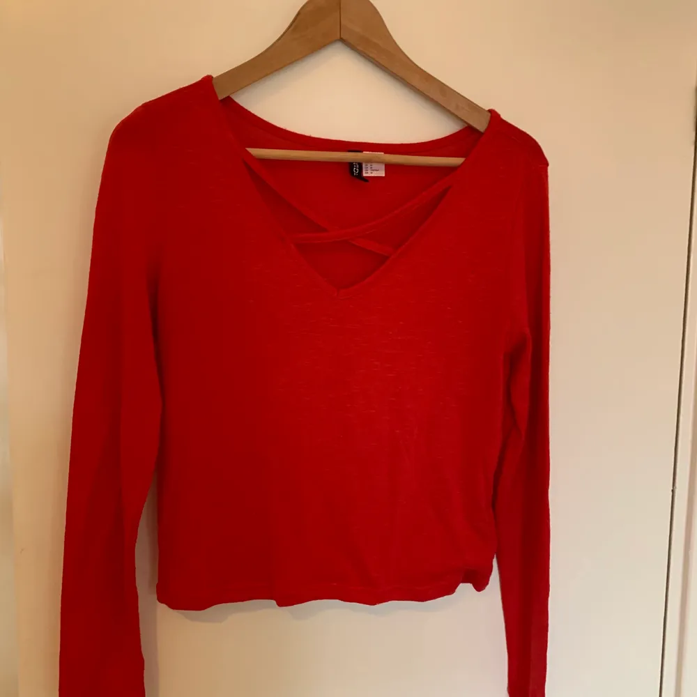 Fin röd stickad tröja från h&m som jag köpte för några år sedan. Endast använd 3-4 gånger så den är i väldigt fint skick. Öppen framtill med fin ”dekoration”❤️. Toppar.