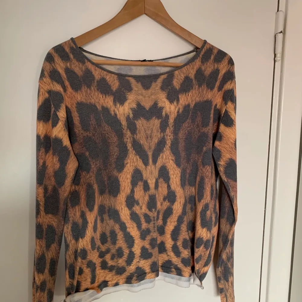 Säljer denna fina leopard mönstrade tröjan då den aldrig kommer till användning. Fick den så vet inte när den är köpt eller för hur mycket men den är lite urtvättad annars jättefin☺️. Tröjor & Koftor.