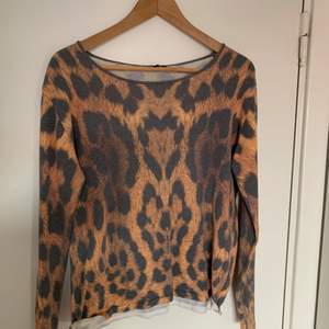 Säljer denna fina leopard mönstrade tröjan då den aldrig kommer till användning. Fick den så vet inte när den är köpt eller för hur mycket men den är lite urtvättad annars jättefin☺️