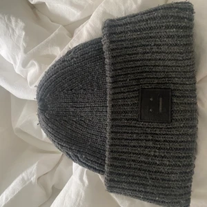 Acne mössa - Säljer nu min super fina grå acne mössa, som knappt är använd då det tyvärr inte kommer till någon användning längre då jag har en likadan i svart som jag använder mer. Om många blir intresserad blir det budgivning. Direkt köp 800kr. Köparen står för frakten❤️