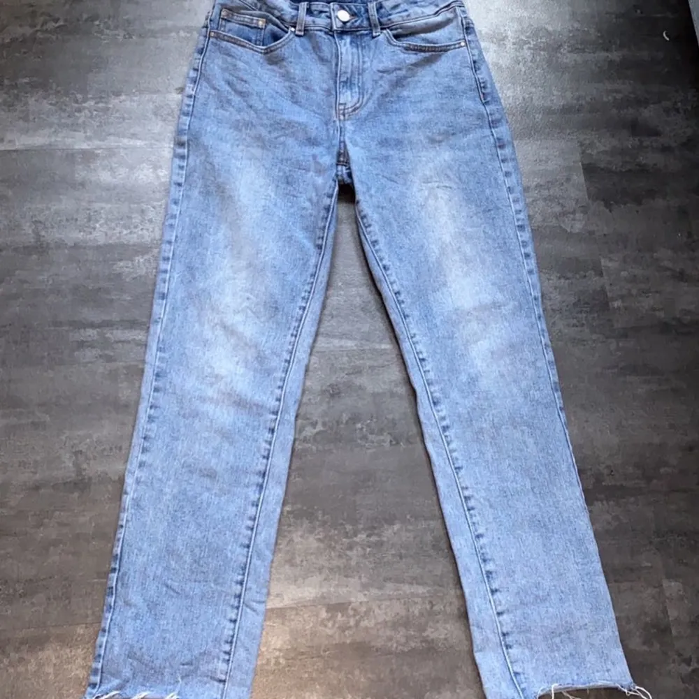 Jag säljer dessa jeans som jag köp på VILA❤️‍🔥jag säljer dessa jeans pga att jag tycker dom är lite korta för min smak, modellen är lite korta och väldigt fina! Dom passar bra på mig som är 1,65❤️‍🔥 köpte dessa för 600kr men säljer för 265❤️‍🔥. Jeans & Byxor.