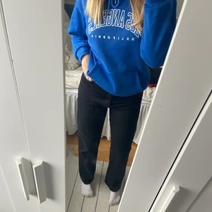 Hoodie - Supersnygg hoodie ifrån shein som tyvärr inte kommer till användning, storlek M. 85 kr + frakt💓💓