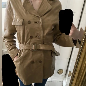 Beige läderjacka - Äkta skinn, storlek S. Finns ett litet hål (kan skicka bild på i chatt). 