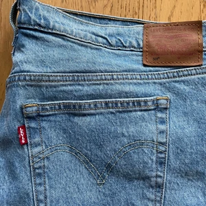 Levi’s 501 Plus size strl. 34”  - Levi’s 501 ankle, plus size, strl. 34” men är lite större i storleken. Ljusblå, superfina men säljes då de blivit för stora. Köpta för ca 6 månader sedan, använda ca 4 gånger. Ordinarie pris 1099:- 