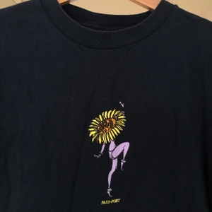 Passport t-shirt blå - T shirt med coolt tryck. 