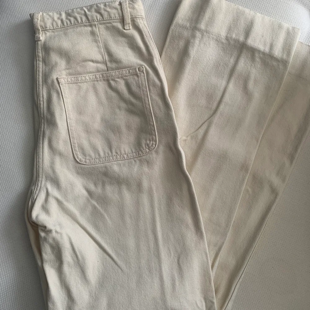 Jeans från Hm i en krämvit färg. Högmidjade och raka i modellen, storlek 34. Köpta för 500kr. Jeans & Byxor.