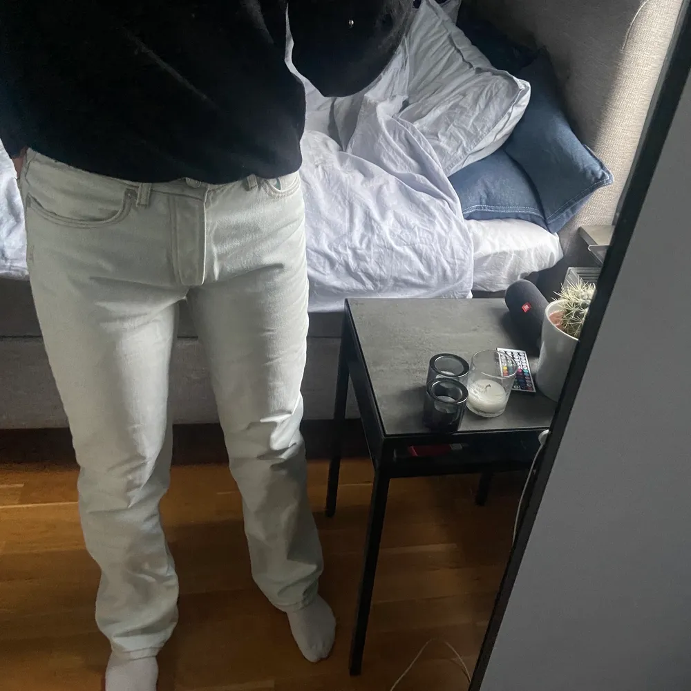 Snygga jätteljusblåa jeans nästan vita ifrån zara, raka i benen och medelhög midja skulle jag säga. Köp direkt 230kr!!!. Jeans & Byxor.