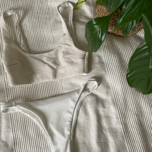 Bikini  👙  - Helt oanvänd bikini underdel och överdelen är använd Max 3 gånger. Jätte fin passform och framhäver brännan🤍🤍 skulle säga att överdelen passar XS-S och underdelen är S.