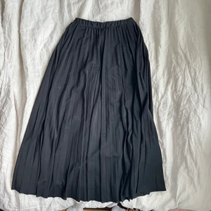 svart plisserad långkjol - vill bli av med en hel del, se profilen, pris kan absolut diskuteras! 