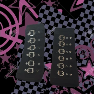 Handledavärmare - Snygga handledsvärmare med spännen på framsidan. Andvända 1-2 gånger och köpta på Bluefox sommaren 2021. Jättebekväma och passar till mycket, hör av dig!🖤❤