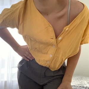 Gul och luftig blus - En lätt och luftig, lite croppad, blus som köptes second hand för ett antal år sen. Bra begagnat skick skulle jag säga. Passar antagligen mellan xs och medium beroende på hur man vill att den ska sitta. Trots att man knäpper upp den visar den inte mycket urringning!🌸