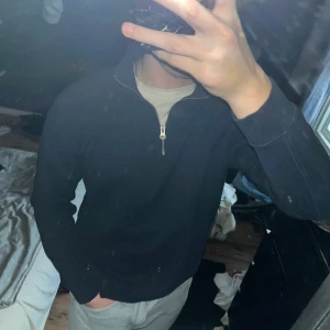 Half Zip Hoodie - En riktig fin å fräsch half zip hoodie, knappast använd ca 3-4 gngr. Storlek L men passar även M. Nypris 400kr