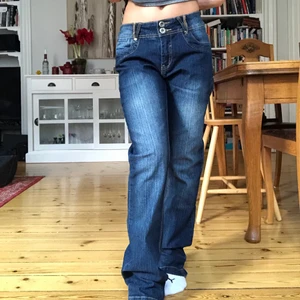 Jeans  - Mörkblå vintage jeans i nyskicka! Sååå fin knäppning i midjan och detaljer på fickorna!🤩 de är midrise/ lågmidjade. Från märket JONNA B. För stora för mig som är 160cm, midjemåttet: 79cm                                                        Innerbenslängden: 82cm                                                         Buda privat! Högsta bud: 310kr                                            KÖP DIREKT FÖR 430kr
