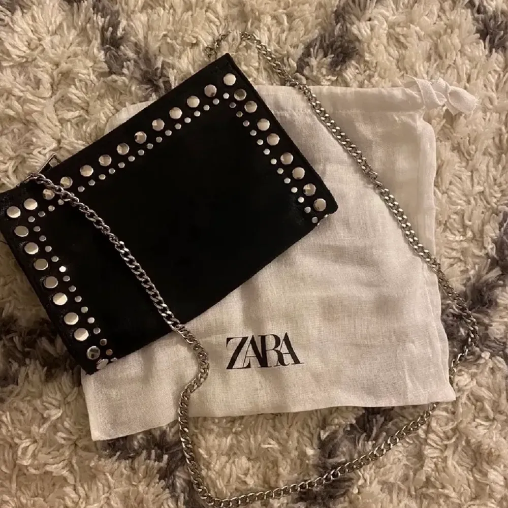 Säljer denna Zara väskan som är helt slutsåld då jag inte använder den längre💕 köpt här på plick av en tjej tidigare för 400 men väldigt fin och inga Defekter HÖGST BUD: 370. Väskor.