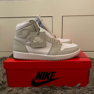 Jordan 1 seafoam 44,5 - Jordan 1 seafoam, DS (helt nya), strl: EU: 44,5 US: W12, köpta på SNS. Hör gärna av er med frågor eller bud! (: