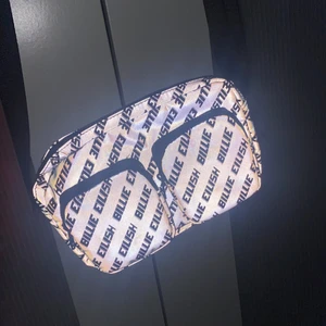 Billie eilish väska  - Axel väska , ”reflex” , svart band , svå små fickor i fram. (Original pris 199kr)