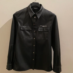 The Clash Issue Skinnjacka - Skjorta/tunn jacka från The Classy Issue. Storlek L dam men passar XS-L typ