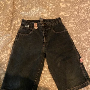 längre shorts  - snygga shorts till sommaren med coolt tryck på baksidan, köpta här på plick så jag vet inte vad dom kommer ifrån från början, säljs då dom var lite långa och oproportionerliga på mig tyvärr, de är ner till knäskålarna på mig som är 163 lång och har ungefär en meter långa ben för referens, har vanligtvis s i jeans och de sitter bra i midjan 