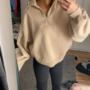 Ziphoodie från Gina tricot  - Bekväm Ziphoodie från Gina tricot i storlek L! Använd en gång och är som ny.