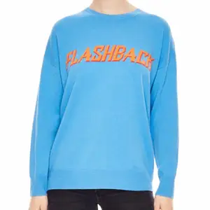 En blå tröja från Sandro med orange text ”Flashback”. Den är av materialet ylle och cashmere och i storlek S. Den är lite nopprig men det syns knappt i verkligheten, annars i väldigt bra skick! 