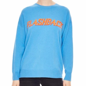 Flashback tröja från Sandro - En blå tröja från Sandro med orange text ”Flashback”. Den är av materialet ylle och cashmere och i storlek S. Den är lite nopprig men det syns knappt i verkligheten, annars i väldigt bra skick! 