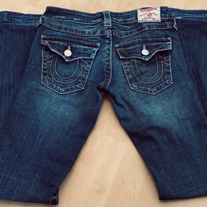 Snygga True religion jeans -  ( VINNANDE BUD 500kr )Skit snygga True Religion jeans i storlek 27 dark wash. Säljer då dem är för små för mig, otroligt sköna och inga defekter (väldigt bra skick) är öppen för byte av samma jeans men i en större storlek/modell. KÖP DIREKT FÖR 450ink frakt! Kontakta för mer info 🥰 (Paxade)
