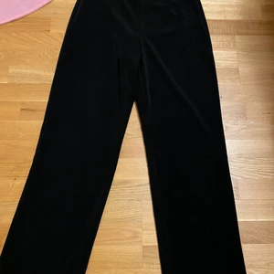 Svarta bikbok kostymbyxor  - Thighta kostymbyxor från bikbok. Dom sitter som underbart på ens kropp dock är dom lite för korta för min smak så har inte använt dom så mycket. Dom är lite thightare i midjan då dom inte är strechiga. Fraktar ej men möts up 😊