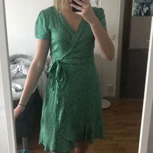 Grön klänning - Superfin klänning från bikbok💚använd sparsamt och i väldigt bra skick🤍