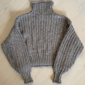 Stickad tröja  - Stickad tröja från Hm💕 I storlek XS men sitter lite oversized. Frakt tillkommer 🤍🤍