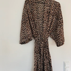 Kimono ifrån Pieces - Säljer en kimono ifrån märket Pieces. Köpte i en VeroModa butik. Står ingen storlek på den men tror att den var i Onesize. Den passar mig som har stolket S/M. Jättefint skick pga har använt 2 ggr. 🤍