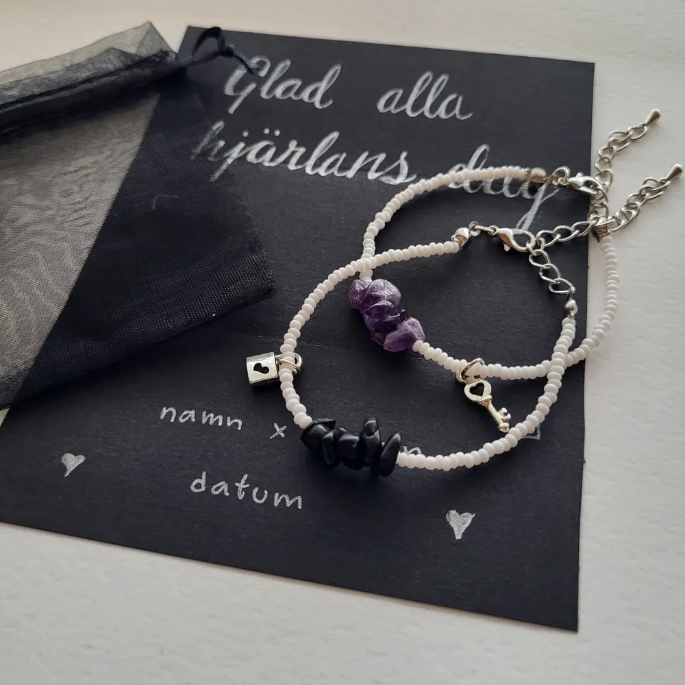 Perfekta smycken till någon speciell på alla hjärtans dag ❤ HAR FLERA OLIKA DESIGNS PÅ MIN SIDA ❤ finns som ringar, armband eller halsband från 20 kr. Färgen på chipsen är valfri, har några äkta ametist och rosenkvarts kvar men det finns i blått, svart o lila för billigare pris! Jag gör även par i fina påsar, kom privat för att göra en beställning/ställa en fråga ✨. Övrigt.