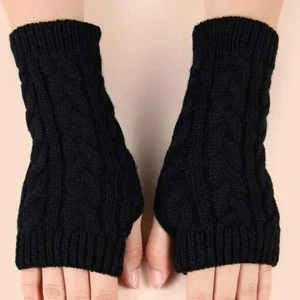 Fina handvärmare - Säljer nu mina helt oanvända och trendiga handvärmare då de tyvärr inte riktigt var min stil💗 De är helt oanvända så i nyskick💗 Skriv för fler frågor💗 Pris går alltid att diskutera💗