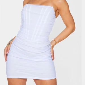 Klänning - Vit korsett klänning i storlek 34. Helt ny & ej använd. Köparen står för frakten ✨