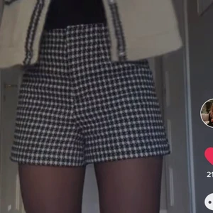 Rutiga zara shorts - Säljer dessa helt nya shortsen från zara i storlek xs, har lappen kvar🖤 lånade bilder