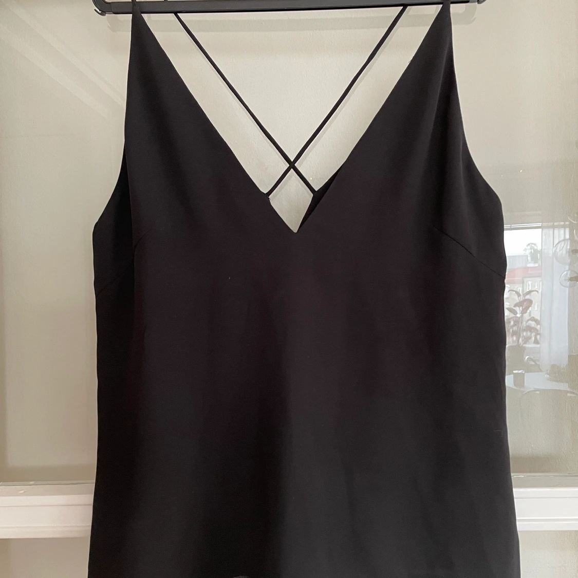 Fin svart topp med detaljer i ryggen - 90