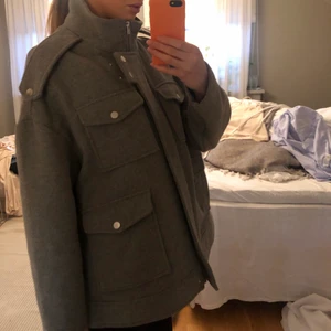 VÅR JACKA💞 - Hejsan säljer den här jackan igen💞för att förra köpare hämtade aldrig ut jackan och därefter fick jag inge svar❤️ men nu säljer jag den för 250kr+ frakt 🚚 den kommer ifrån Gina Tricot och är i storleken s💕💕