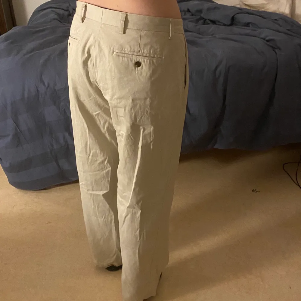 Lågmidjade cargo/baggy chinos aktiga byxor från adidas. Supersköna, perfekt baggy & i mycket bra skick! Storlek 32/32. Bara att höra av sig vid frågor och funderingar!🥰. Jeans & Byxor.