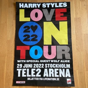 Harry styles poster  - En stor Harry styles love on tour poster med måtten 50cm x70cm. Kommer tyvär behöva vika den vid frakten(så stor som möjligt med en tjock kartong bit i så den inte blir mer vikt)  men om du har någon annan idé om hur jag kan posta är det bara och skriva! På bild 1 & 2 ser man att den varit trasig med det försökte jag fixa. 🥰
