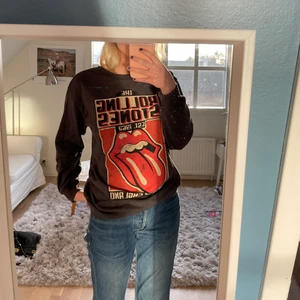 HM Rolling Stones sweatshirt - Säljer sweatshirt i strl: XS men sitter bra på mig som är en S/M. Fint skick men kommer tyvärr inte till användning längre! Pris+Frakt
