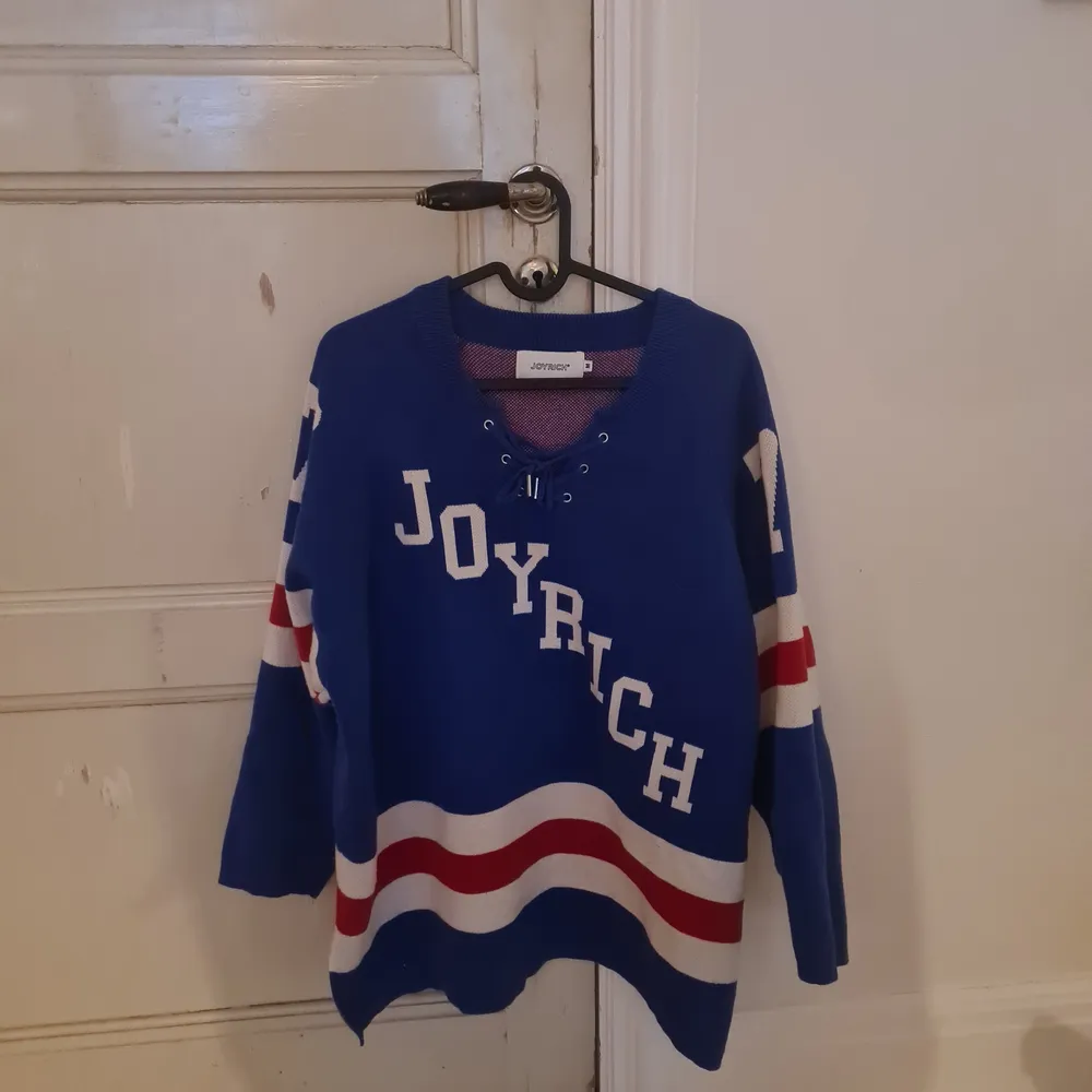 En retro hockey inspirerad tröja från märket Joyrich från Los Angeles. Nypris ligger runt 1500kr (jag hittade den second hand). I fint skick och väldigt bra kvalité. Unik statement piece. Kommer inte till användning längre så tänkte kolla om någon annan är intresserad 💕 kom med prisförslag!. Tröjor & Koftor.